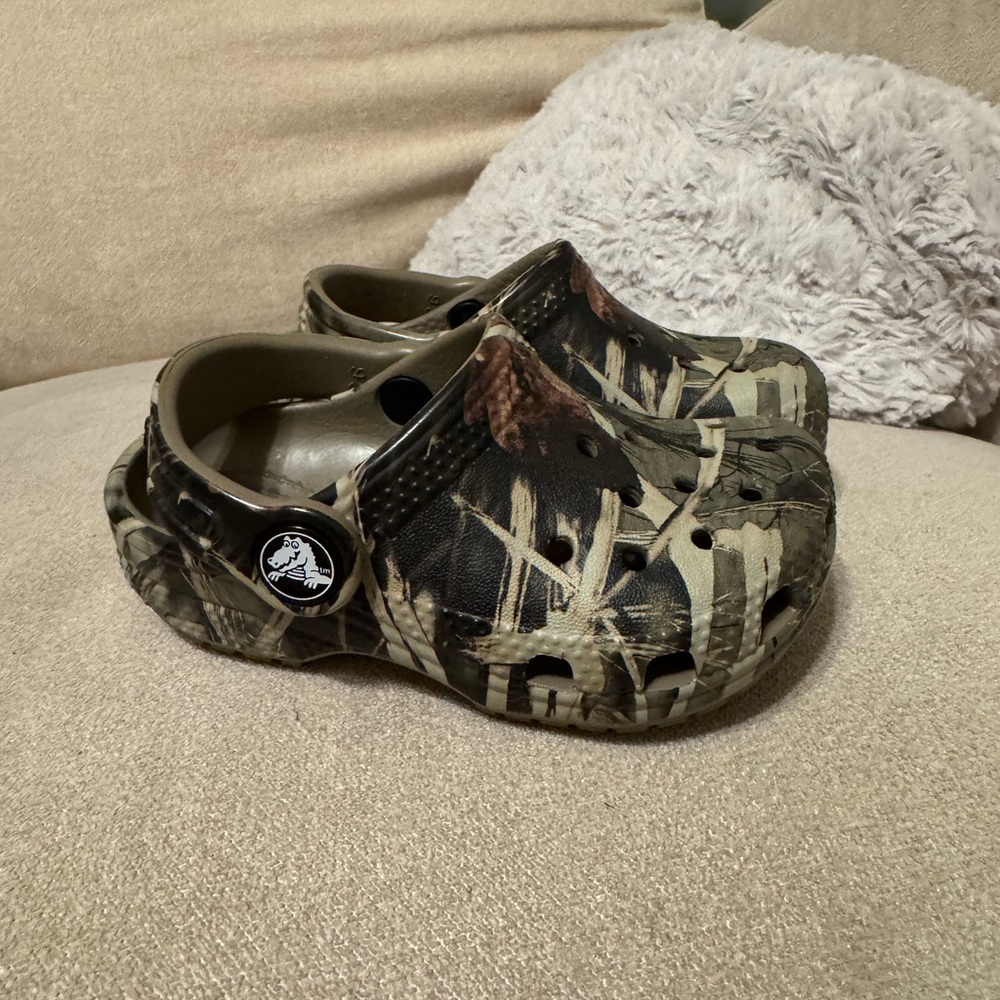 Toddler camo crocs